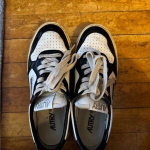 Autry medalist Black and White Women's Sneakers